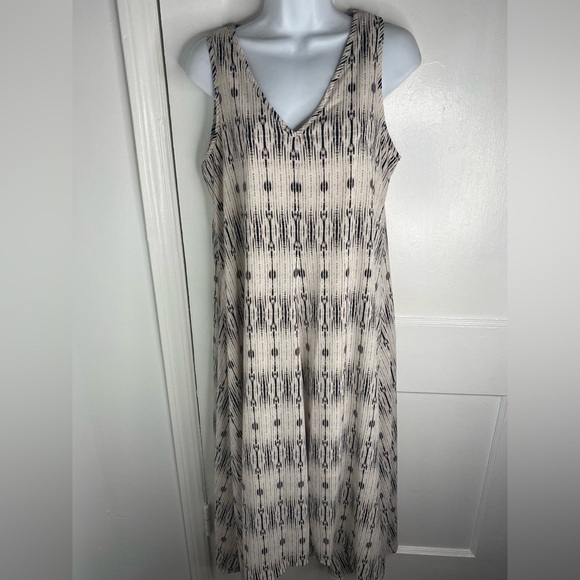 CARMEN MARC VALVO Black and Cream Patterned Dress. - Picture 3 of 9